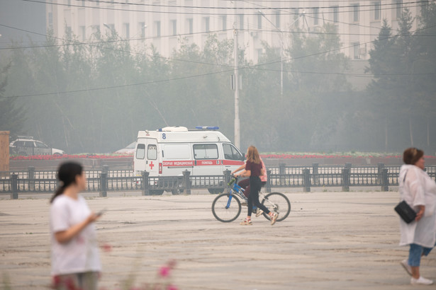 Dym, spowijający Jakuck, stolicę republiki