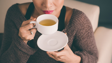 Herbata herbacie nierówna. Najpopularniejsze odmiany, sposób ich parzenia oraz właściwości