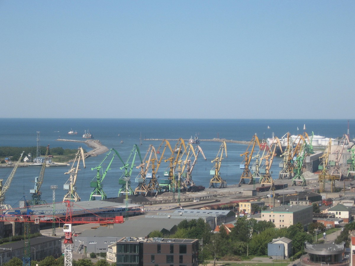 Od stycznia importer sprowadzający towary spoza Unii Europejskiej i posiadający specjalny unijny status AEO (Authorised Economic Operator) nie musi już płacić VAT w ciągu 10 dni od wyliczenia należności przez urząd celny.