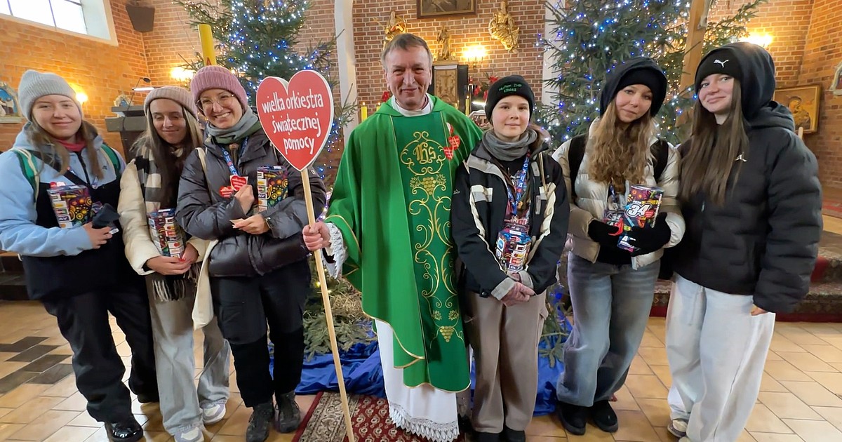 Proboszcz z Elbląga oddaje tacę na WOŚP, przyciąga wiernych z okolic