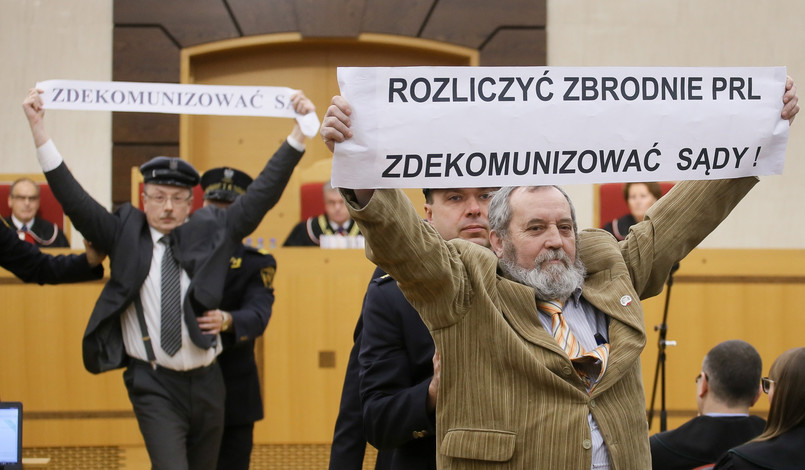 Adam Słomka i Zygmunt Miernik protestują podczas rozprawy w Trybunale Konstytucyjnym.