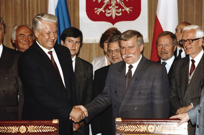 Wizyta prezydenta Rosji Borysa Jelcyna w Polsce. Na zdjęciu wymienia uścisk dłoni z prezydentem Lechem Wałęsą (25.08.1993)
