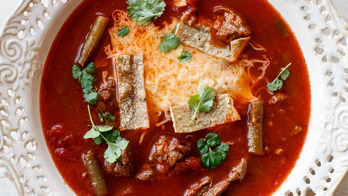 Wszyscy miłośnicy pikantnych, meksykańskich smaków będą zachwyceni tym pomysłem na zupę. Wbrew pozorom nie potrzebujesz wielu trudno dostępnych produktów, żeby ją zrobić.