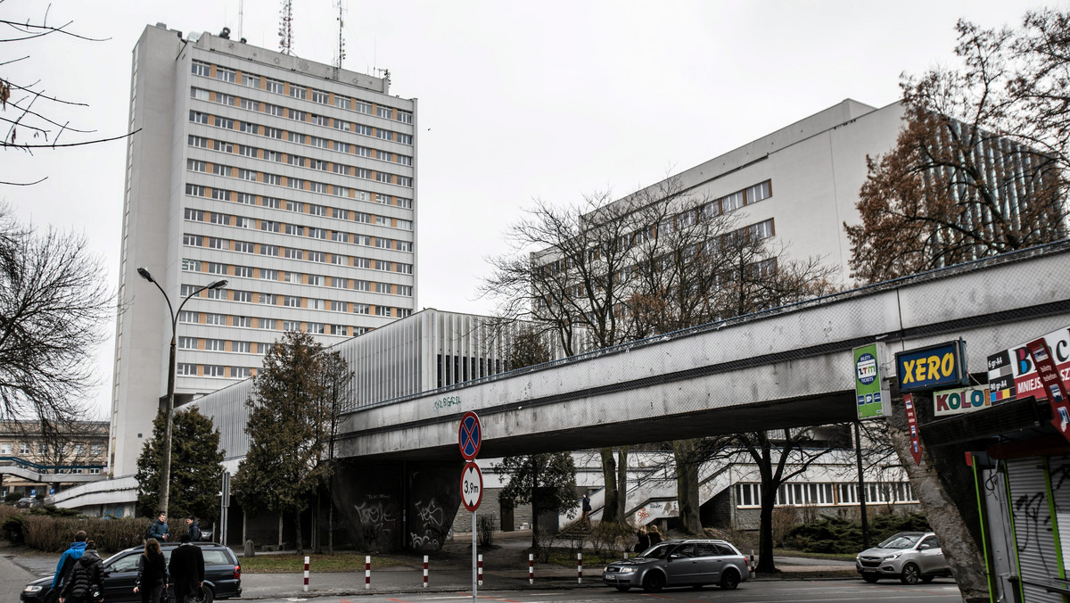 Na kierowców poruszających się ulicą Sowińskiego czeka wspaniała wiadomość. Po niemal dwóch latach kładka nad jezdnią zostanie wyremontowana. Oznacza to, że studenci chcący dotrzeć na uczelnię nie będą musieli przechodzić przez jezdnię.