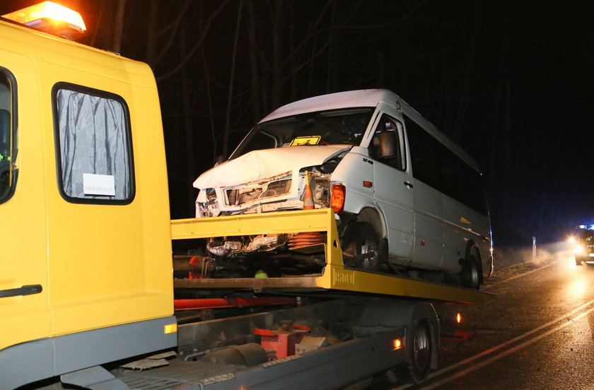 Kierowca vw caddy wjechał w busa, którym podróżowały dzieci