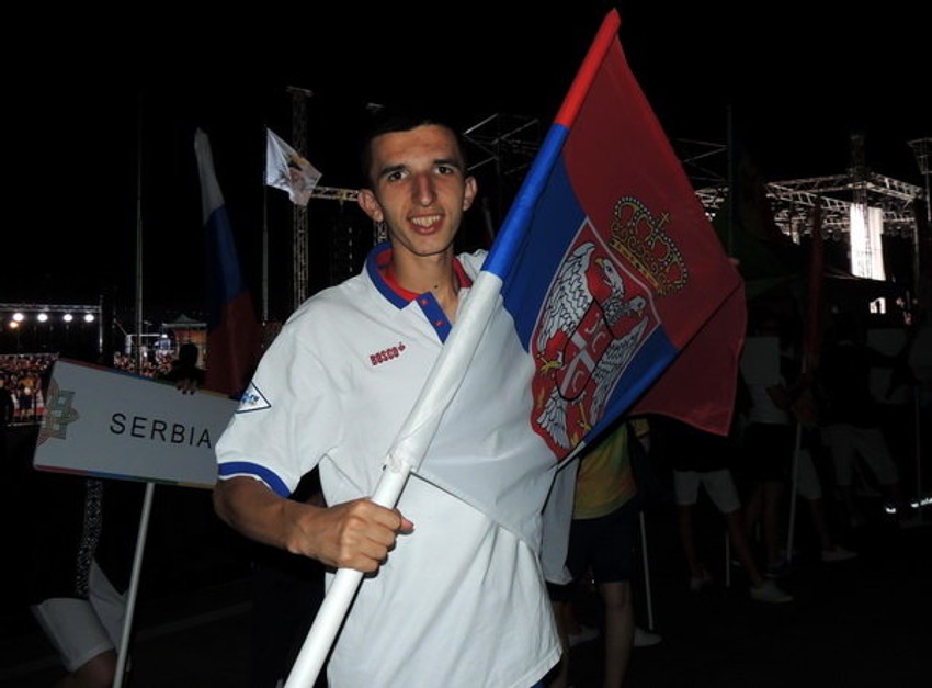 Elzan sa zastavom Srbije