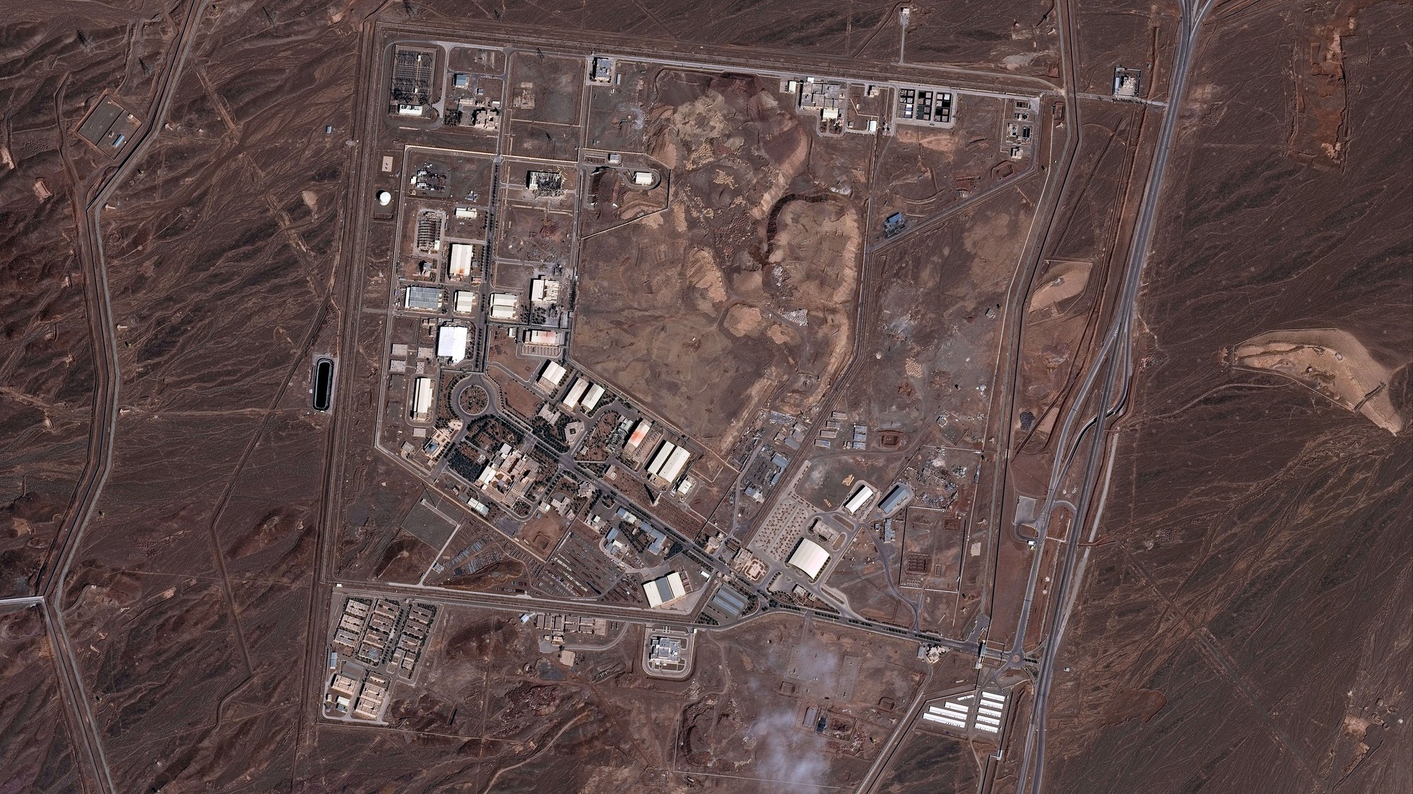 Na satelitnej snímke spoločnosti Vantor sú nové materiálne škody na budovách v iránskom jadrovom zariadení Natanz v pondelok 2. marca 2026.