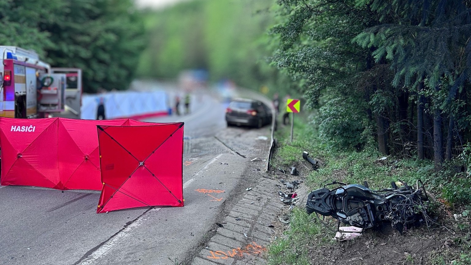 Následky smrteľnej dopravnej nehody pri obci Ráztočno na ceste I/9 medzi Prievidzou a Handlovou