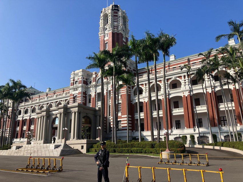 Tajpej, predsednička palata - Tajvan sebe smatra suverenom državom, sa svojim institucijama, ustavom i vojskom. Kina je vidi kao otcepljenu provinciju