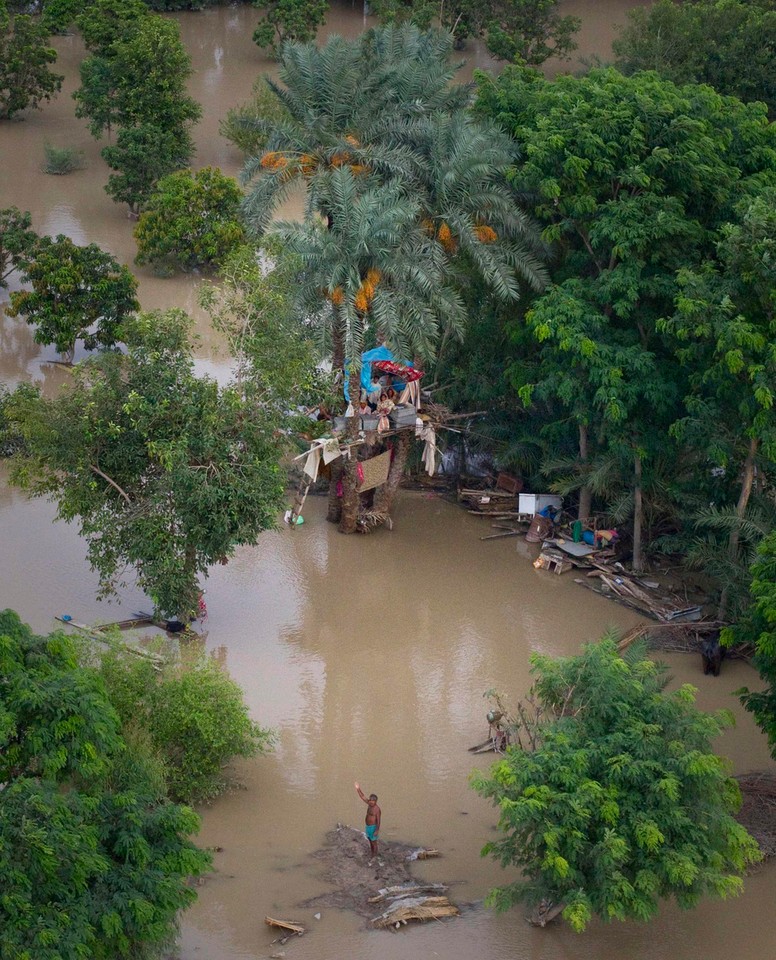 2010-08-08T162429Z_01_AAL105_RTRIDSP_3_PAKISTAN-FLOODS.jpg