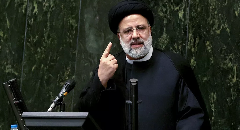 Toujours coiffé de son turban noir et vêtu d'un long manteau de religieux, Ebrahim Raïssi (ci-dessus en août 2021, deux mois après son élection) avait succédé au modéré Hassan Rohani
