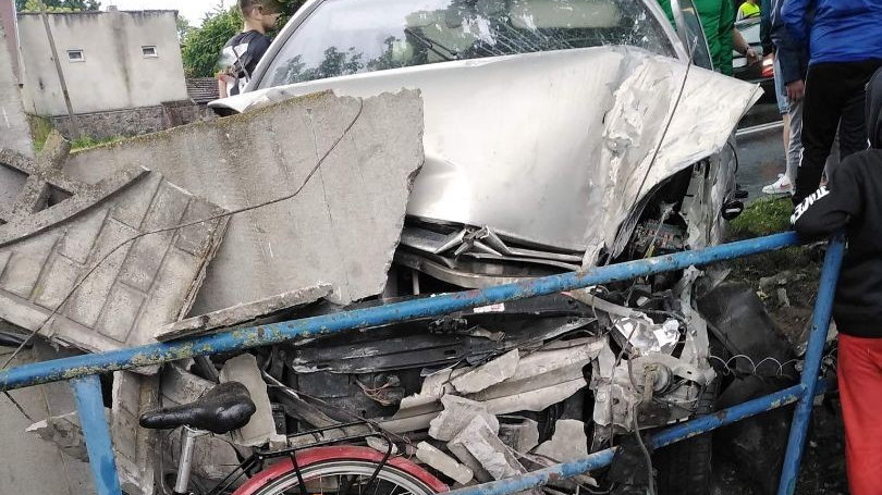 Chwilę wcześniej pod drzewem w tym miejscu chowały się matki z dziećmi, bo była ulewa.