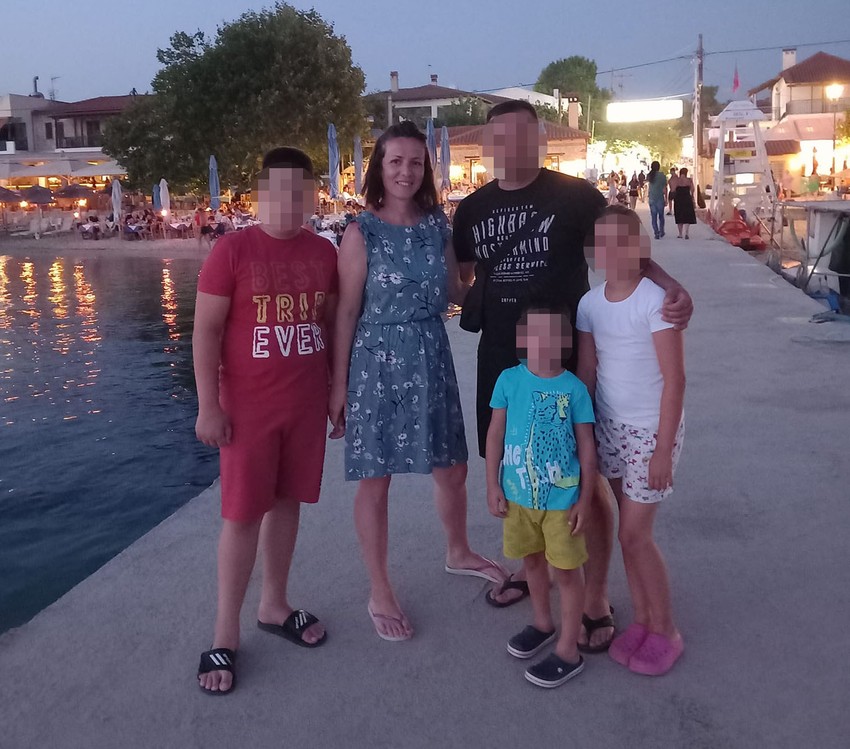 Sanja sa troje dece i suprugom 