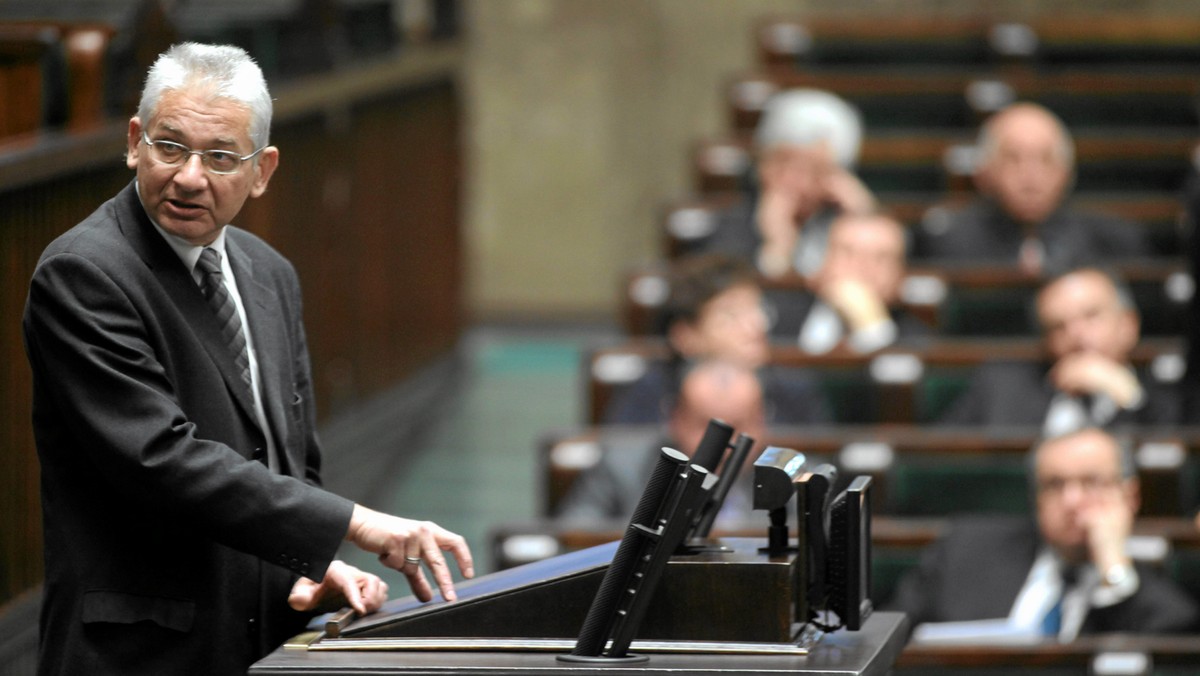 Posłowie Prawa i Sprawiedliwości złożyli w Sejmie wniosek o wotum nieufności wobec ministra obrony narodowej Bogdana Klicha. Reprezentantem partii Jarosława Kaczyńskiego będzie poseł niezrzeszony, Ludwik Dorn. - To fatalny minister w fatalnym rządzie. Minister Klich ponosi współodpowiedzialność polityczną za katastrofę smoleńską, ale zakres jego odpowiedzialności jest dużo szerszy - argumentował Mariusz Błaszczak. Poseł Dorn przypomniał, że za jego kadencji w katastrofach lotniczych zginęło 121 osób.