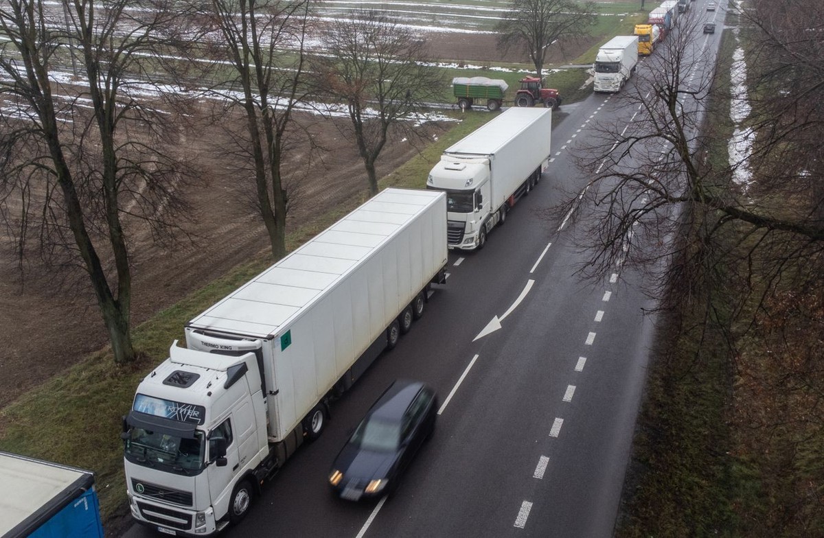 Około 2000 tirów czeka w 65-kilometrowej kolejce na wyjazd z kraju przez przejście z Ukrainą w Dorohusku