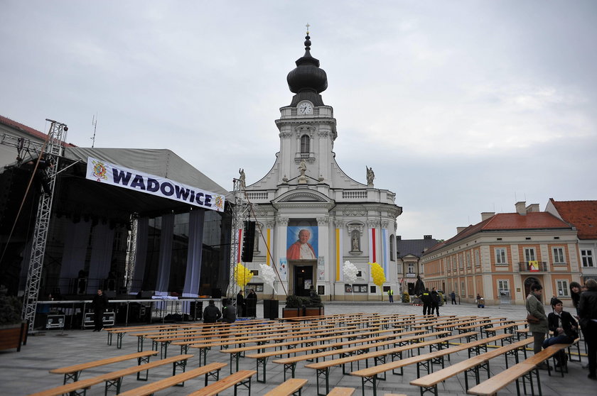 W Wadowicach szykowali konkurs jedzenia papieskich kremówek. Mieszkańcy: To obraza uczuć religijnych