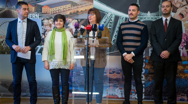 Gy. Németh Erzsébet, a Demokratikus Koalíció fővárosi képviselője, elnökségi tagja beszél, mellette V. Naszályi Márta, a Párbeszéd (balszélen), Horváth Csaba, az MSZP (balra), valamint Gál József, az LMP (jobbszélen) és Tokody Marcell, a Jobbik fővárosi képviselője sajtótájékoztatójukon a Főpolgármesteri Hivatalban / Fotó: MTI Balogh Zoltán