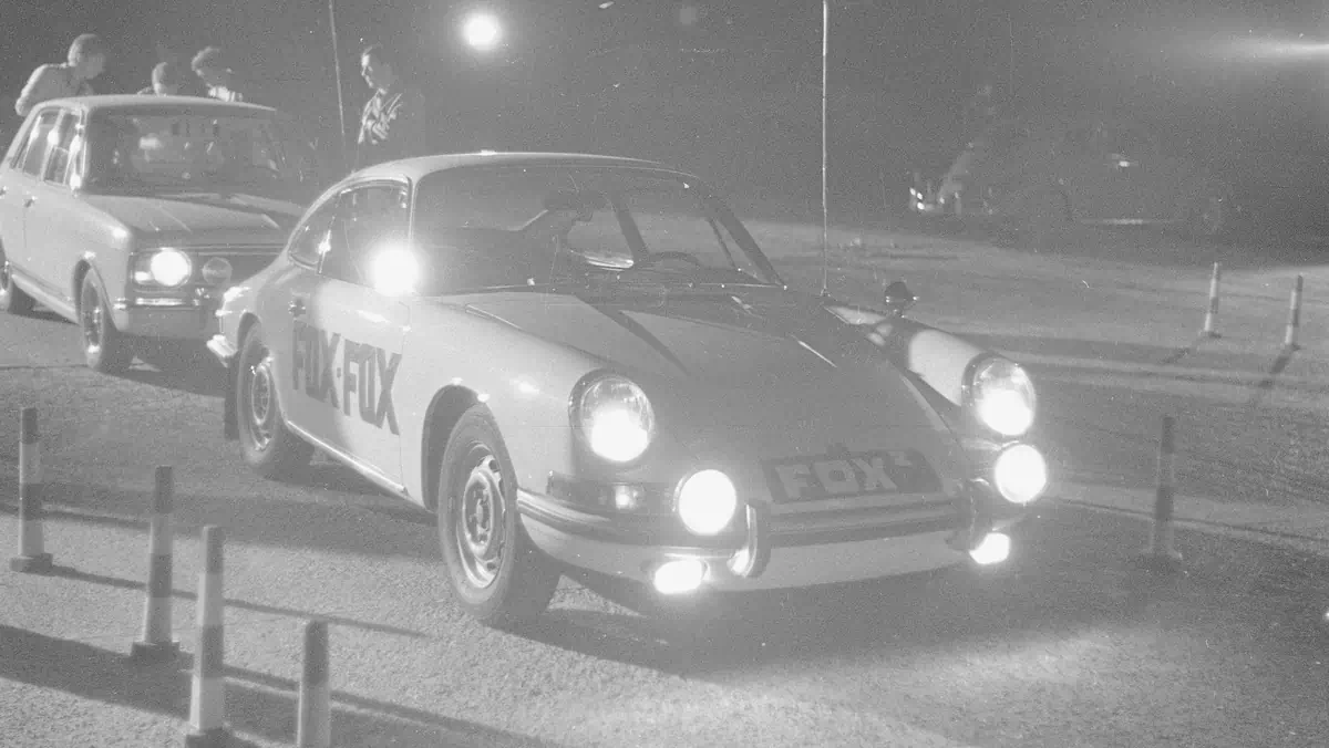 Bogumił Kobiela, jeden z najwybitniejszych aktorów pokolenia powojennego i pasjonat motoryzacji za kierownicą Porsche - kard z filmu "Przekładaniec" (1968 r.) w reż. Andrzeja Wajdy