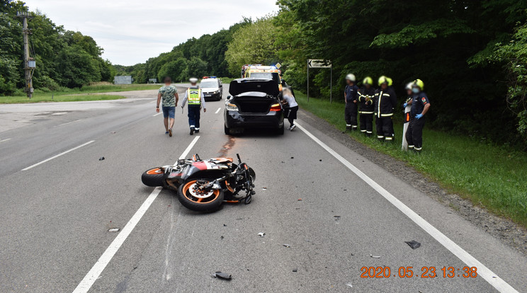 Pécs határában, a 66-os úton összeütközött egy személyautó és egy motor / Fotó: Police.hu