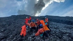 11 kolejnych ciał odnalezionych na zboczu po nagłej erupcji wulkanu Marapi