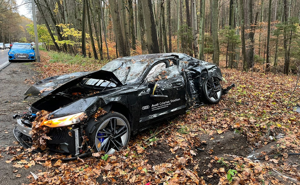 Elektryczne Audi RS e-tron GT rozbite w lesie. Straty wynoszą ponad 600 tys. zł