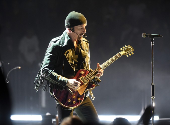 The Edge podczas koncertu w Kolonii