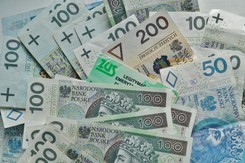 Ci emeryci mogą zyskać nawet kilkaset złotych miesięcznie. Komu przysługuje specjalne świadczenie z ZUS?