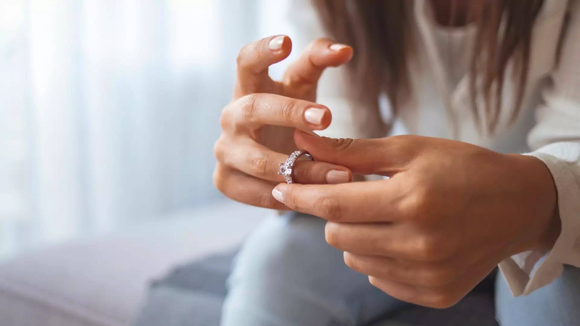 "Zdjęłam pierścionek zaręczynowy. Nie miałam wyboru". Reakcja mężczyzny wywołała burzę w sieci