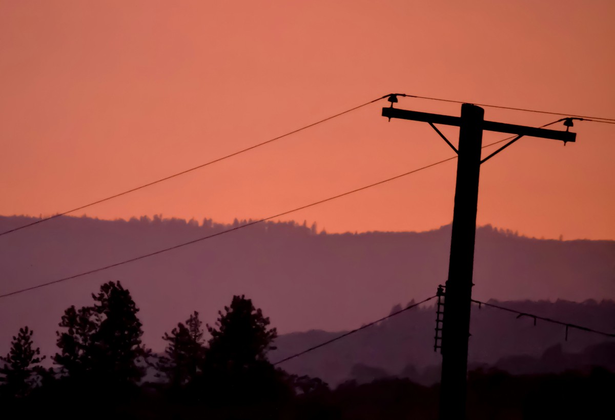 Słup energetyczny na działce? Oto, kto może dostać odszkodowanie