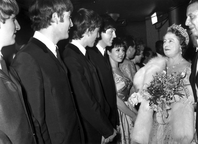Królowa Elżbieta rozmawia z grupą The Beatles [1963]