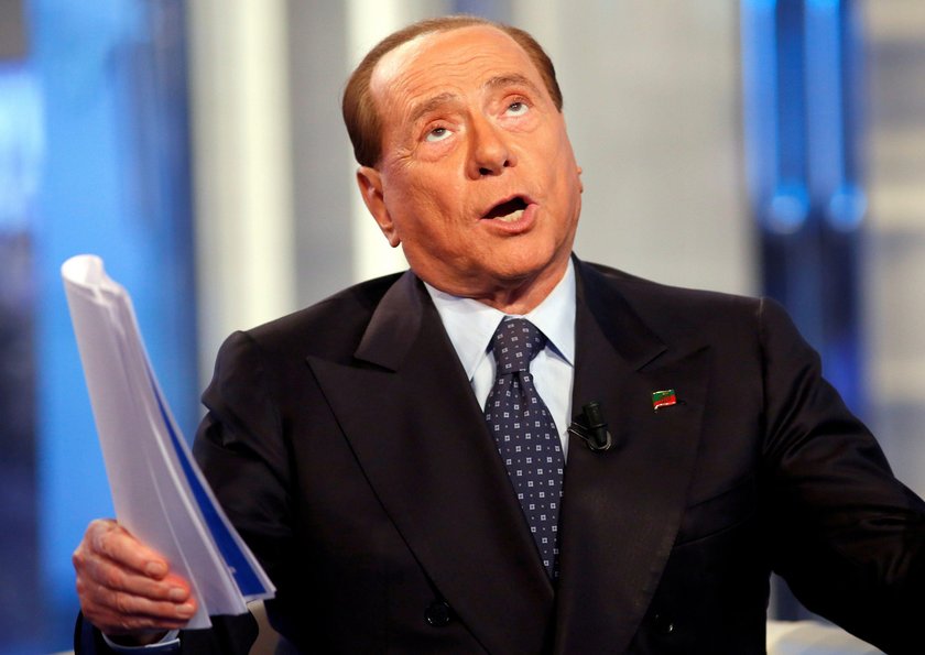 Z twarzą Berlusconiego dzieje się coś niedobrego