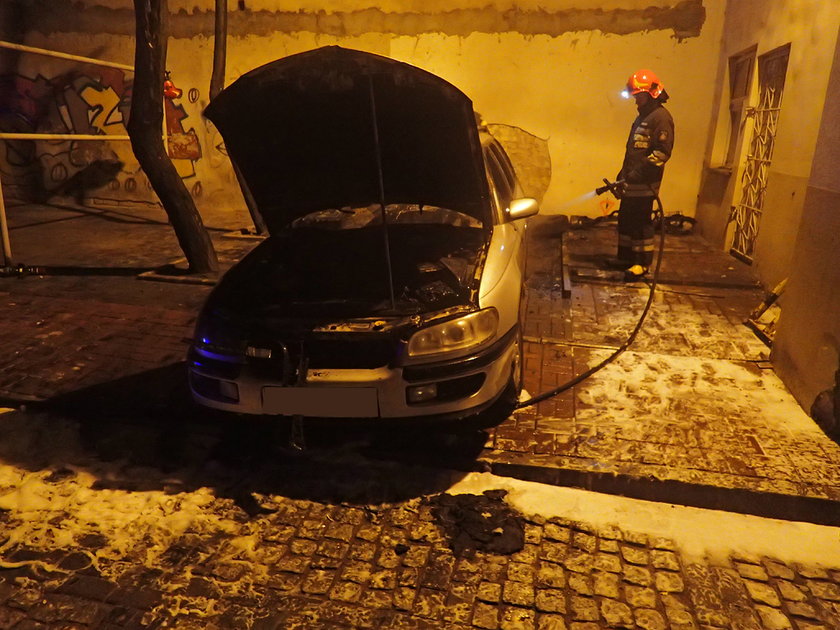 Opel spłonął na Koszykowej. Akcja stołecznych strażaków