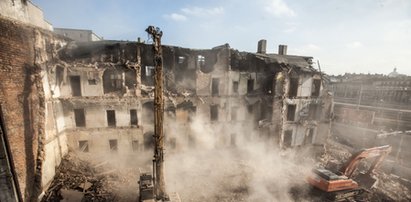 Trwa wyburzanie kamienicy w centrum Katowic