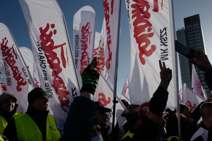 Uczestnicy manifestacji związkowców przed siedzibą Trybunału Sprawiedliwości Unii Europejskiej w Luksemburgu