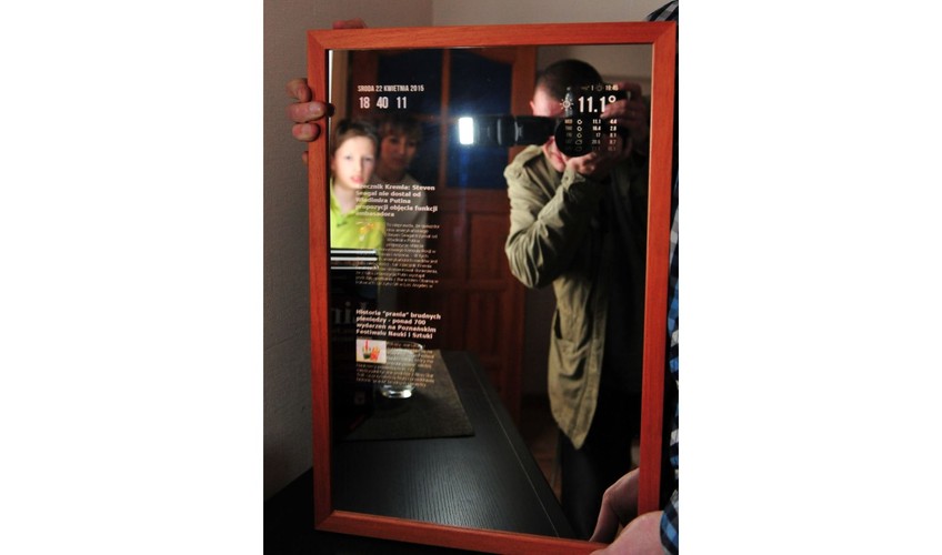 Patryk Wierzbicki skonstruował lustro z myślą zarówno o prywatnych użytkownikach, jak i firmach. <br><br>fot.  mbmr PAP Marcin Bielecki