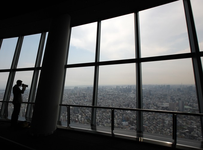 Jak podkreśla dpa, otwarcie obiektu odbywa się w czasie, gdy Japonia walczy ze skutkami poważnego kryzysu gospodarczego i społecznego.