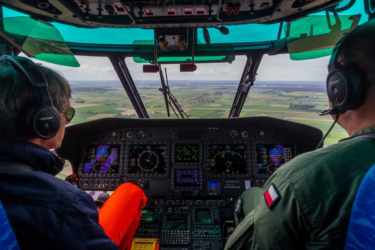 Pytani o szczegóły umowy, przedstawiciele MON nie ujawnili jej szczegółów, zapewnili jedynie, że w ramach dostawy do Polski trafi symulator lotów. Natomiast piloci testujący Caracala chwaląc maszynę zdradzili jednak, że maszyna nie była testowana podczas lotów nad morzem, podczas gdy ma być również wykorzystywana do zwalczania okrętów podwodnych. <br><br>fot. (pj/cat) PAP/Paweł Jaskółka