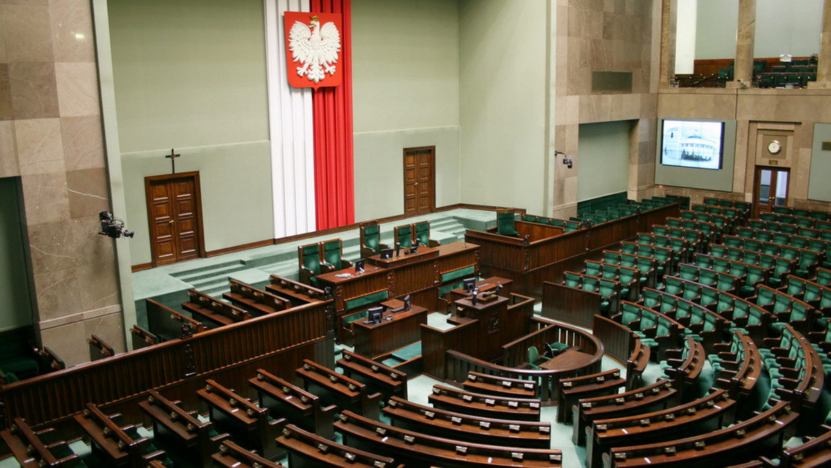 – Słuchając opozycji, możemy odnieść wrażenie, że żyjemy w stanie wojennym albo za czasów Pinocheta w Chile – powiedział prof. Piotr Wawrzyk na łamach "Super Expressu". Przestrzega, że gdy czyta się niektóre gazety, można się przestraszyć sytuacji w naszym kraju. – Przyjeżdżają do Polski turyści i pytają się, gdzie są te posterunki wojskowe – stwierdza politolog.