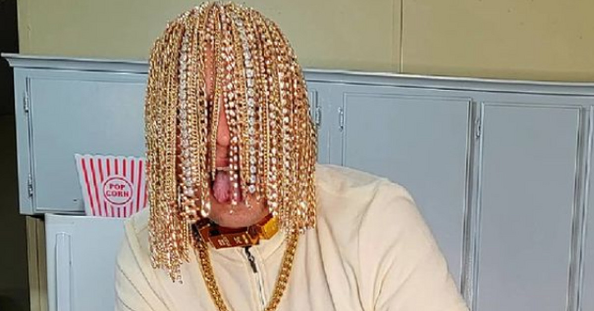 Raper Dan Sur wszczepił sobie złote łańcuchy zamiast włosów. "Jak on śpi?"  - Plejada.pl