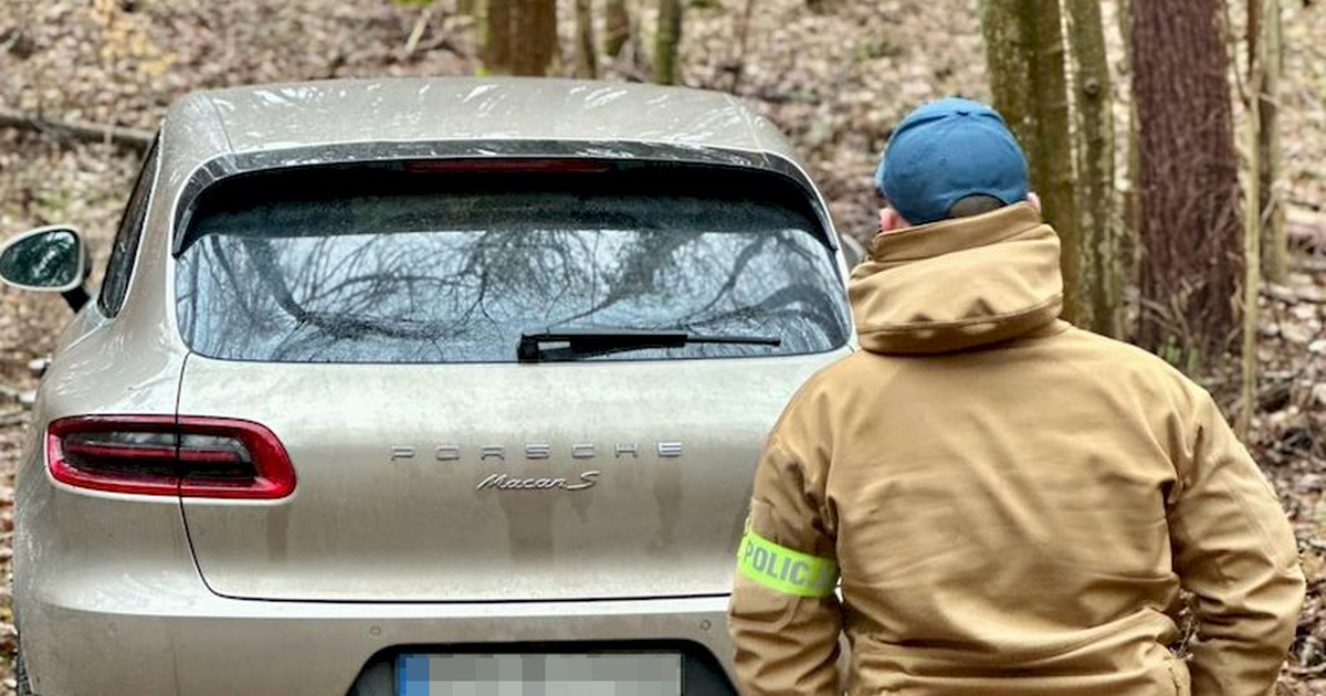  W środku lasu stało Porsche. Policjanci szukają sprawców