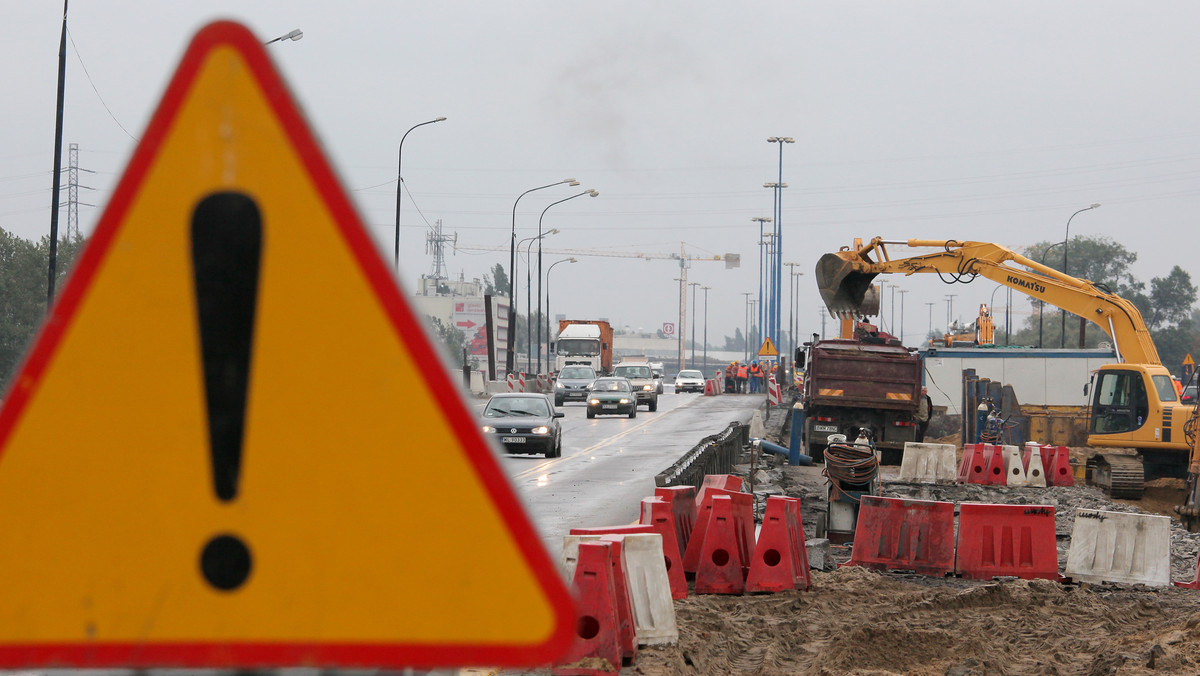 Normalny ruch na ul. Modlińskiej ma być przywrócony jeszcze dziś po południu - zapewnia Zarząd Miejskich Inwestycji Drogowych. Drogowcy zasypali i zalali asfaltem dziurę w jezdni, która rano była przyczyną paraliżu komunikacyjnego na trasie z Białołęki do centrum stolicy.