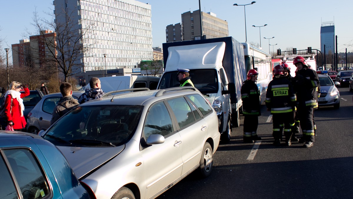 Do groźnego wypadku doszło w Krakowie na al. Powstania Warszawskiego. Zderzyło się osiem pojazdów. Prawdopodobną przyczyną była awaria układu hamulcowego autobusu. W wyniku zderzenia ranna została jedna osoba - dowiedział się Onet.