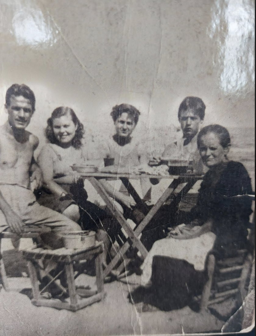 Rodzina Antoni na plaży Nazaret w Walencji. Od prawej jej najstarszy brat Paco, średnia siostra Amparin, Antonia, najmłodszy brat Pepito i matka Carmen. Rok 1946.