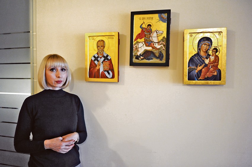 Pored ikona koja je sama uradila 