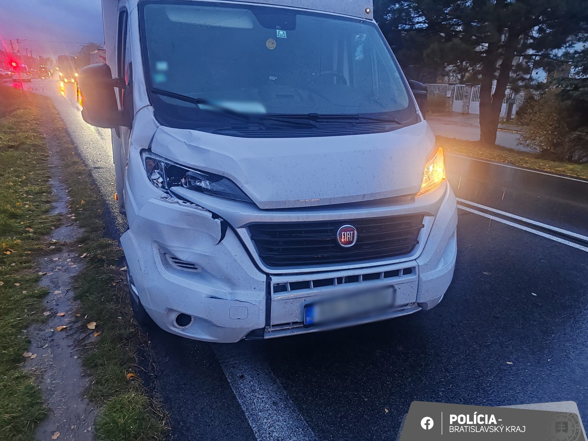 Polícia v Bratislavskom kraji ráno riešila tri zrážky vozidiel s chodcami. 