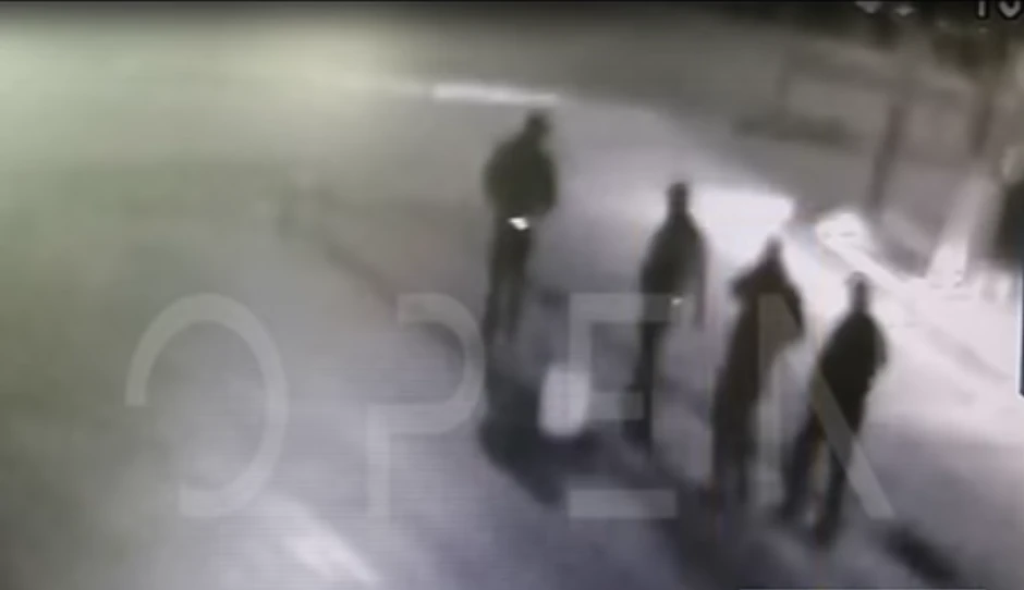 Ubice Dedovića i Stamatovića dok idu ka restoranu