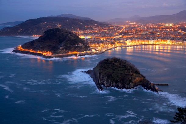 Widok na plażę La Concha w San Sebastian.