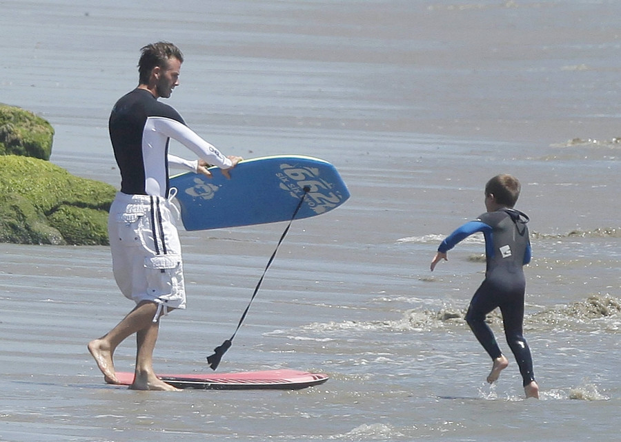 David Beckham surfuje z synami w Mailibu