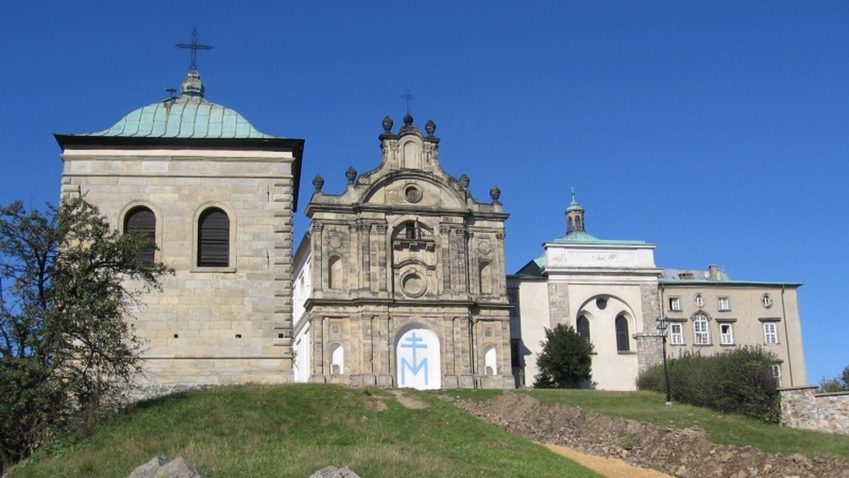 Nowe zasady ruchu obowiązują od Wielkanocy na drodze wiodącej przez Świętokrzyski Park Narodowy do Sanktuarium na Świętym Krzyżu. Zmienione przepisy maja ułatwić pielgrzymom dojazd do klasztoru oo. oblatów - na msze św. i nabożeństwa - nie tylko w dni świąteczne.