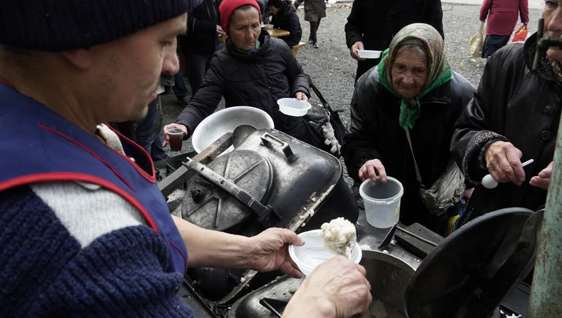 Wydawanie posiłków dla seniorów z Ukrainy
